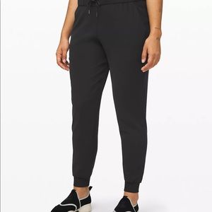 NEW WITH TAGS- Lululemon On the Fly Jogger 28" Woven. Black, size 2